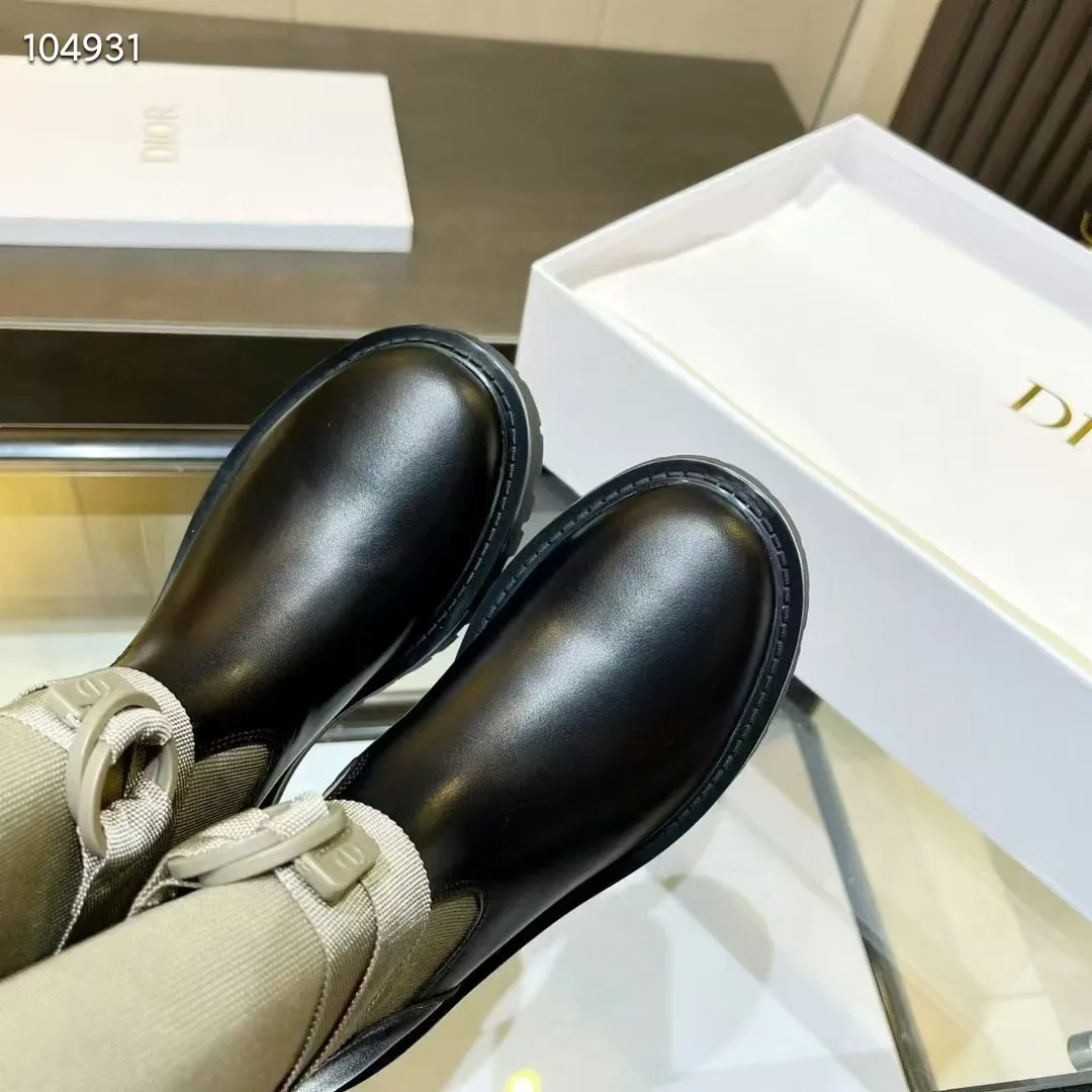 👟👟Ex-factory price 560👟👟 Dior color-blocking new boots for autumn and winter, the latest electric embroidery color-blocking letter logo for autumn and winter, round-toe high-top knight boots for women, Material: first-layer cowhide stitched with electric embroidery fabric, sheepskin lining for feet, original molded TPU outsole Size: 35-40 yards